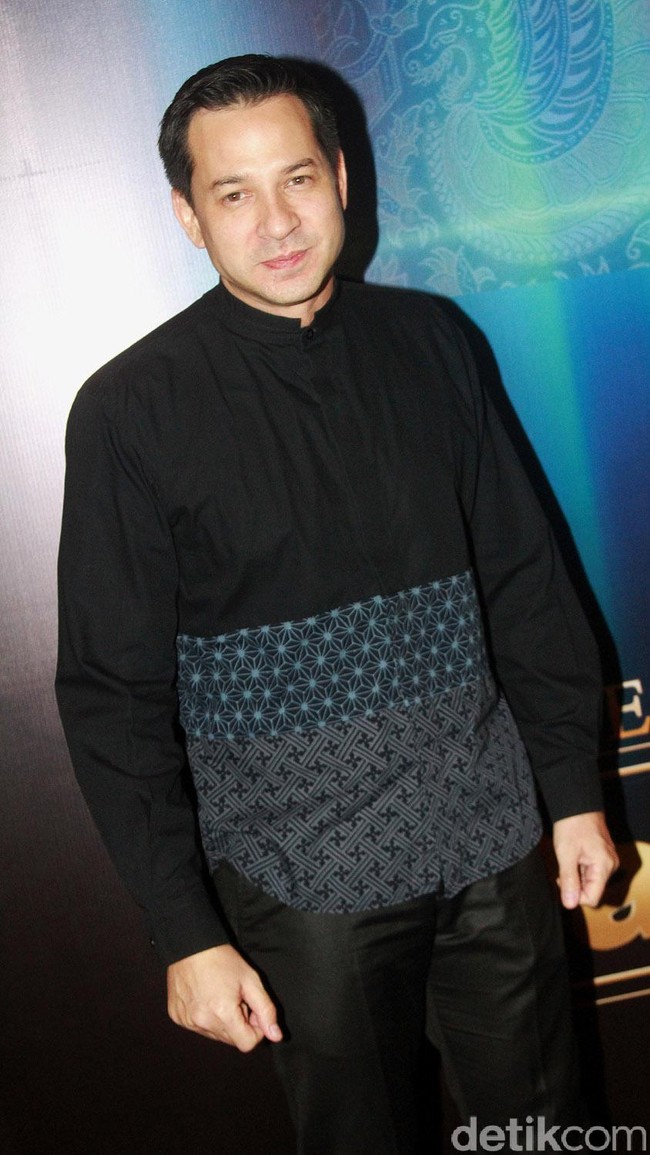 Papa ganteng satu ini sudah tak perlu ditanya lagi soal ketampanannya. Duda tiga anak ini usianya padahal sudah tak muda lagi. Ari Wibowo berusia 46 tahun. Foto: Gusmun