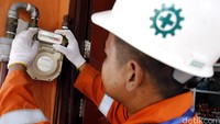 Petugas mengecek meteran gas bumi di Perumahan Permata Harjamukti, Cirebon, Propinsi Jawa Barat, Senin (17/10/2016).