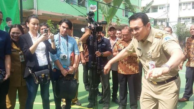 Pada lemparan kedua, bola basket Ahok masuk ke dalam ring. Sophia Latjuba yang mendampingi Ahok tersenyum dan mengabadikan momen itu. (Foto: Niken/detikcom)