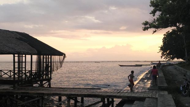 Bocah berlarian mengejar sunset (Wahyu Setyo/detikTravel)