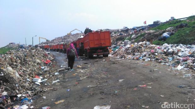  Truk sampah Jakarta antre di TPST Bantargebang, Bekasi, Selasa (18/10/2016)