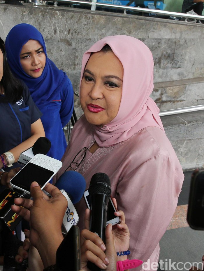 Emilia Contessa Penuhi Panggilan KPK Anggota DPD RI, Emilia Contessa mendatangi gedung KPK, Jakarta, Selasa (18/10/2016). Ia memenuhi panggilan KPK untuk dimintai keterangan sebagai saksi untuk tersangka mantan Menteri Kesehatan, Siti Fadilah Supari yang terjerat kasus korupsi pengadaan alat kesehatan di Kementerian Kesehatan. (Ari Saputra/detikcom)