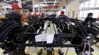 Para pekerja melakukan perakitan.