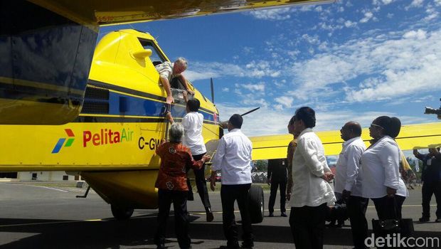 Jokowi hampir jatuh saat cek pesawat pengangkut BBM di Papua