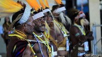 Para penari yang memakai pakaian adat Papua siap menyambut kedatangan Jokowi.