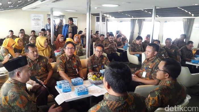 Bupati Anas Ajak Seluruh Kepala Dinas dan Camat Rapat di Atas Selat Bali