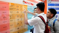 Para pelajar antusias melihat bagan dan grafik soal pemilu.