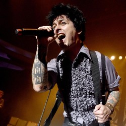 Viral Billie Joe Armstrong Ngamuk, Beri Jari Tengah ke Penonton