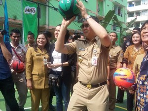 Gaya Ahok Main Basket Disemangati Sophia Latjuba