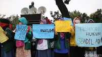 Massa menuntut keadilan terkait proses hukum Ahok yang diduga melakukan penistaan agama terkait pernyataannya tentang surat Al Maidah ayat 51. Mereka ingin ada kelanjutan proses hukum Ahok.