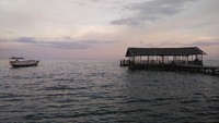 Foto: Sampai hari mulai benar-benar gelap, anak-anak ini baru akan pulang ke rumah masing-masing. Senja di Raja Ampat memang luar biasa (Wahyu/detikTravel)