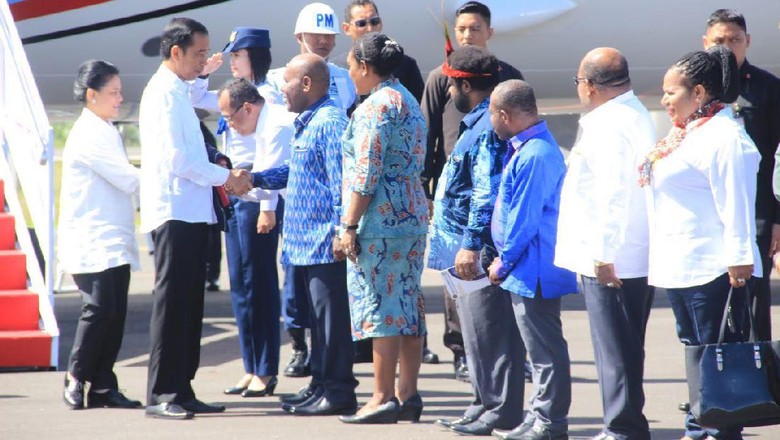 Kunjungi Yahukimo, Jokowi Resmikan Bandara dan Tetapkan Satu Harga BBM Kunjungi Yahukimo, Jokowi Resmikan Bandara dan Tetapkan Satu Harga BBM