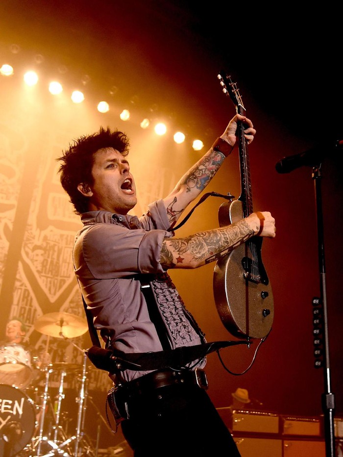 Green Day LOS ANGELES, CA - OCTOBER 17: Musician Billie Joe Armstrong of Green Day performs at the Hollywood Palladium on October 17, 2016 in Los Angeles, California. (Photo by Kevin Winter/Getty Images)