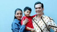 Atalarik, Marwa dan putranya Syarif Muhammad Fajri saat berpose di depan kamera. Pool/Ismail/detikFoto.