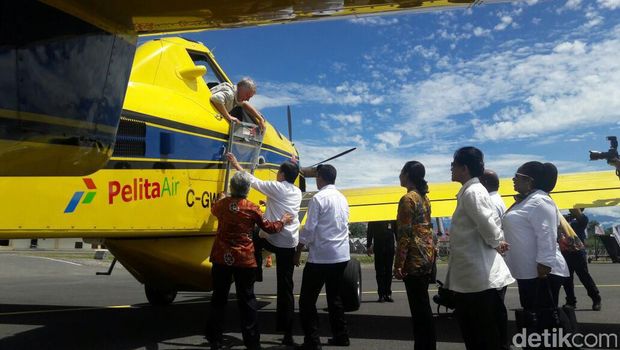 Jokowi hampir jatuh saat cek pesawat pengangkut BBM di Papua