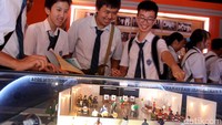 Para pemilih pemula dari SMA Permai, Pluit Jakarta Utara, melihat diorama Tempat Pemungutan Suara (TPS) di KPU RI.