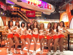 Wah! 4 Restoran di Tokyo Ini Punya Pelayan Super Seksi