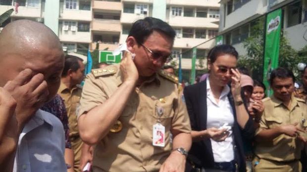 Meski panas terik, Ahok dan Sophia Latjuba tetap ceria saat meresmikan RPTRA Marunda dan berkomunikasi dengan warga. (Foto: Niken/detikcom) 