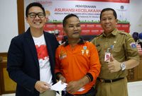 Dalam rangka menyambut Hari Asuransi Nasional, Asuransi Jagadiri memberikan asuransi gratis kepada 13.231 pekerja harian lepas dinas kebersihan DKI Jakarta (pasukan oranye). (Hasan Alhabsy/detikcom)