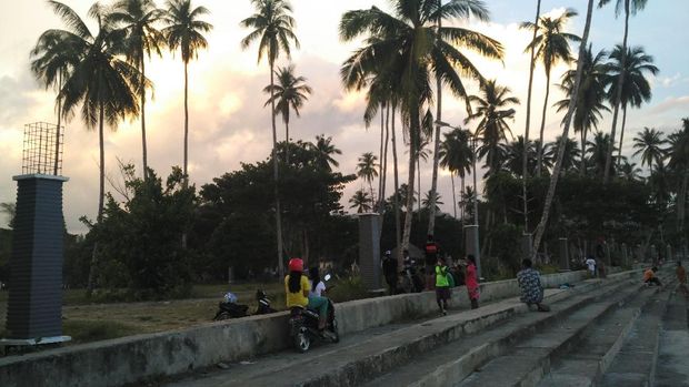 Warga menikmati senja di Raja Ampat (Wahyu Setyo/detikTravel)