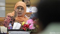 Menteri Sosial Khofifah Indar Parawansa saat menjawab tertanyaan para Komisi VIII.