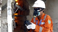 Petugas PGN mengecek pipa gas bumi di pabrik kapur dan genteng. Penggunaan gas bumi sangat membantu pabrik dalam menghemat penggunaan bahan bakar.