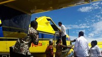 Jokowi mengecek pesawat Air Tractor AT 802 di Bandara Nop Goliat Dekai, Papua, Selasa (18/10/2016)