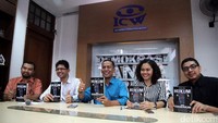 Pakar hukum tata negara Saldi Isra (tengah) meluncurkan dan bedah buku Hukum Yang Terabaikan di kantor ICW, Jakarta, Selasa (18/10/2016). Hadir dalam acara itu (ki-ka) Koordinator ICW Adnan Topan Husodo, Wakil Ketua KPK Laode M. Syarif, Kepala Divisi Hukum dan Monitoring Peradilan ICW Lalola Easter Kaban, dan Direktur Pukat UGM Zainal Arifin Mochtar.