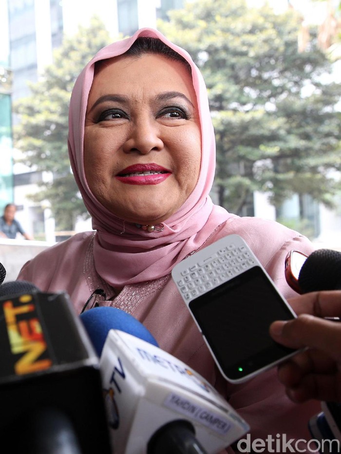 Emilia Contessa Penuhi Panggilan KPK Anggota DPD RI, Emilia Contessa mendatangi gedung KPK, Jakarta, Selasa (18/10/2016). Ia memenuhi panggilan KPK untuk dimintai keterangan sebagai saksi untuk tersangka mantan Menteri Kesehatan, Siti Fadilah Supari yang terjerat kasus korupsi pengadaan alat kesehatan di Kementerian Kesehatan. (Ari Saputra/detikcom)