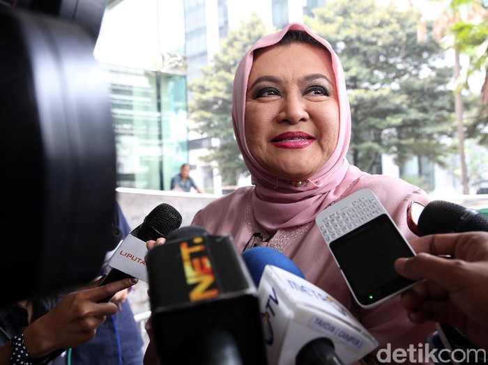 Anggota DPD RI, Emilia Contessa mendatangi gedung KPK, Jakarta, Selasa (18/10/2016). Ia memenuhi panggilan KPK untuk dimintai keterangan sebagai saksi untuk tersangka mantan Menteri Kesehatan, Siti Fadilah Supari yang terjerat kasus korupsi pengadaan alat kesehatan di Kementerian Kesehatan. (Ari Saputra/detikcom)
