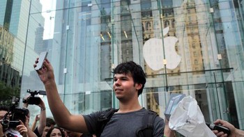 Padahal pada awalnya, iPhone 4 disambut dengan gegap gempita. Foto: Getty Images