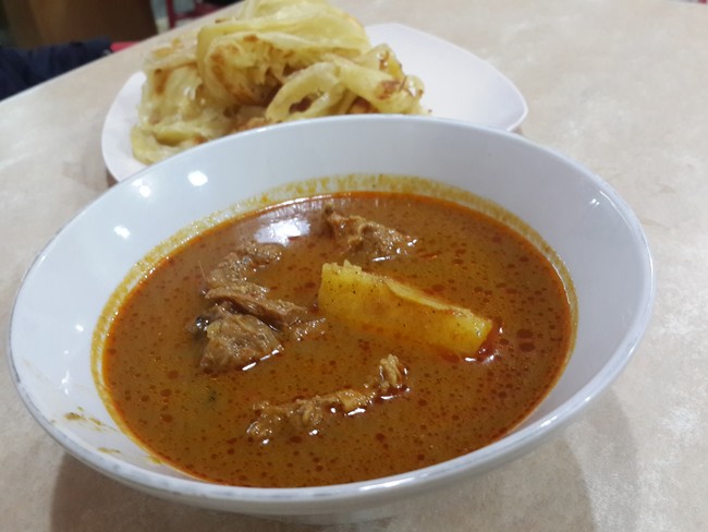Nyam! Enaknya Mencicip Roti Cane Dicocol Kari di 5 Tempat Ini