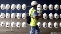 Jejeran helm pekerja proyek renovasi GBK.