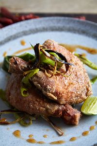 <i>Crispy Chicken Leg</i> dan <i>Lamb Chop</i> yang Gurih Empuk Bisa Dicicip di Attarine