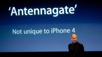 Masalah susah sinyal itu menjelma secara luas jadi skandal antena atau antennagate. Apple dan Steve Jobs bahkan harus menggelar konferensi pers resmi lain pada pertengahan Juli untuk menenangkan publik, beberapa waktu setelah iPhone 4 mulai dijual pada 24 Juni 2010. (Foto: David Paul Morris/Getty Images)