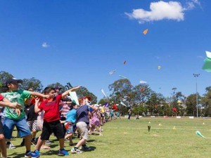 Lomba Pesawat Kertas di Brisbane Dorong Anak Singkirkan Laptopnya