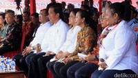 Jokowi mengunjungi Yahukimo untuk meresmikan Bandara Nop Goliat Dekai dan program BBM Satu Harga untuk Papua.