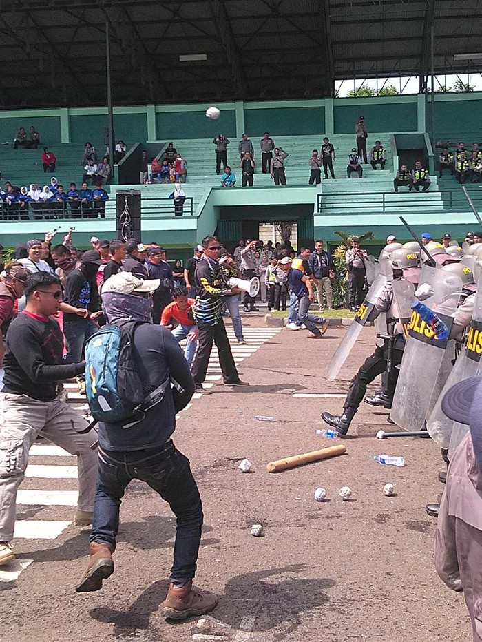 Simulasi Pengamanan Pilkada Cimahi, Massa Bentrok dengan Polisi
