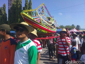 Ini Ritual Syukur Larung Sesaji di Pantai Selatan Jember