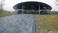 Hankook Technodome dirancang oleh sebuah perusahaan arsitektur dari Sir Norman Foster, yang berdiri diatas tanah seluas 96.328 m2 dan terdiri 6 bagian bangunan dan dilengkapi dengan berbagai teknologi. Untuk membangun Technodrome, dibutuhkan investasi sekitar 266,4 miliar won Korea. Foto: Okta Marfianto
