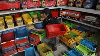 Walaupun tak seramai dulu, tetap saja masih ada yang sangat berminat dengan mainan kayu tersebut.