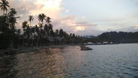 Foto: Keindahan Raja Ampat tidak perlu diragukan lagi. Momen magis saat senja tenggelam, tersaji cantik di Pantai WTC, Waisai, Raja Ampat (Wahyu/detikTravel)