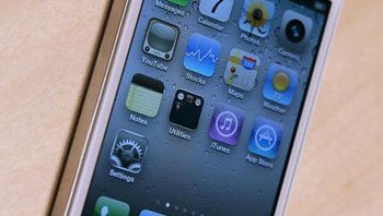 Ditenagai oleh system-on-chip A4 dari Apple, iPhone pun disambut positif berkat jeroannya yang kian bertenaga. Kombinasi iOS 4 dengan fungsi multi tasking membuat smartphone ini semakin disambut gegap-gempita. Foto: Getty Images