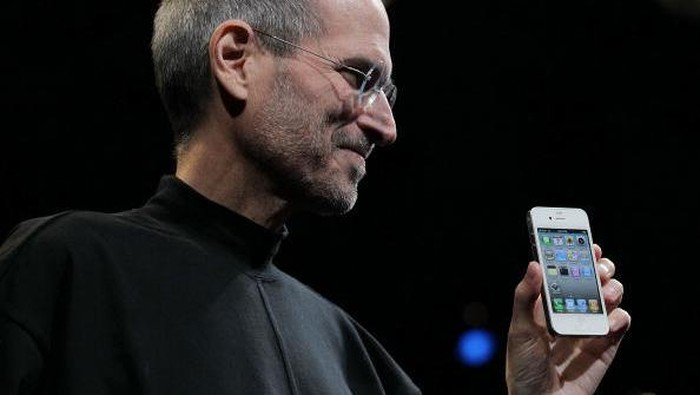 iPhone 4 di genggaman Steve Jobs. (Foto: Getty Images) iPhone 4 di genggaman Steve Jobs. (Foto: Getty Images)