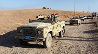 Tentara Irak dan Kurdi mengendarai kendaraan militer untuk melawan ISIS. REUTERS/Azad Lashkari.