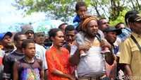 Warga datang dengan mengajak anak-anaknya.