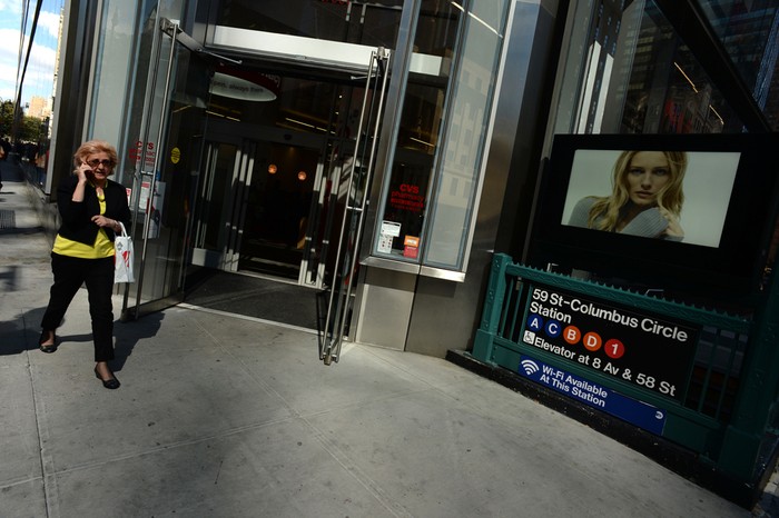 Mengandalkan subjek yang kontras: tua vs muda di sebuah jalan di Kota New York. Foto: detikINET/Ari Saputra Mengandalkan subjek yang kontras: tua vs muda di sebuah jalan di Kota New York. Foto: detikINET/Ari Saputra