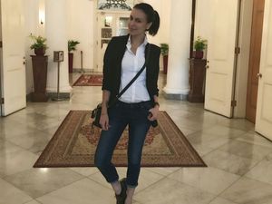 Gaya Kece Sophia Latjuba di Balai Kota Usai Temani Ahok Blusukan