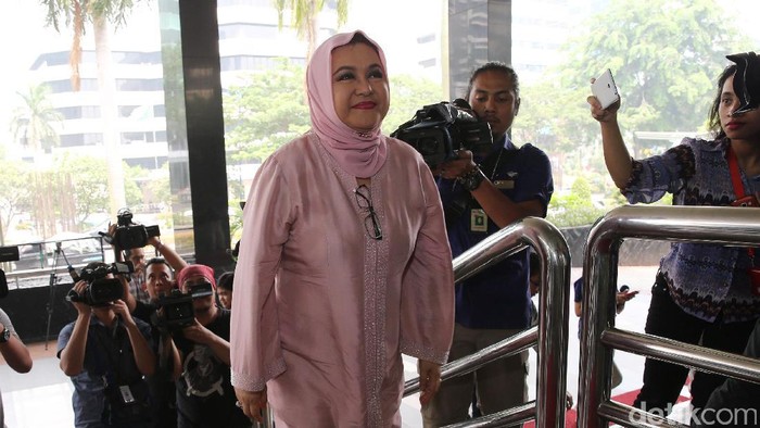 Anggota DPD RI, Emilia Contessa mendatangi gedung KPK, Jakarta, Selasa (18/10/2016). Ia memenuhi panggilan KPK untuk dimintai keterangan sebagai saksi untuk tersangka mantan Menteri Kesehatan, Siti Fadilah Supari yang terjerat kasus korupsi pengadaan alat kesehatan di Kementerian Kesehatan. (Ari Saputra/detikcom)