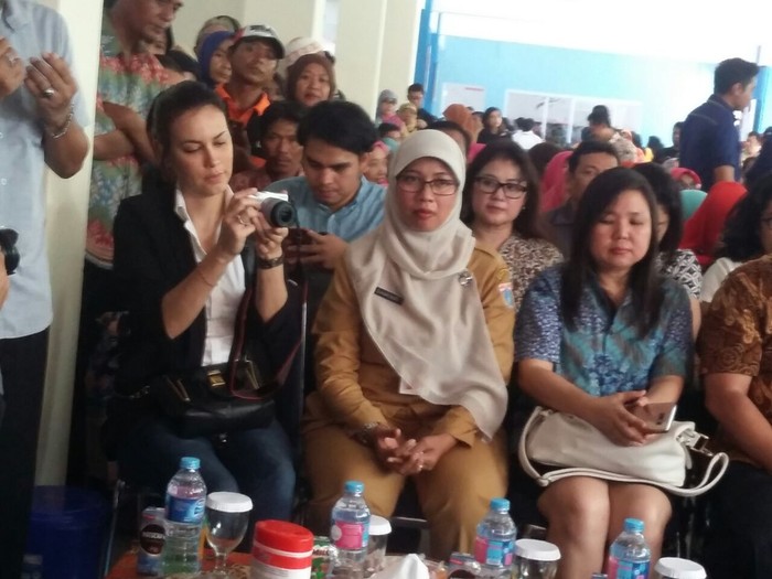 Dampingi Ahok di Marunda, Sophia Latjuba: Panas ya di Sini
